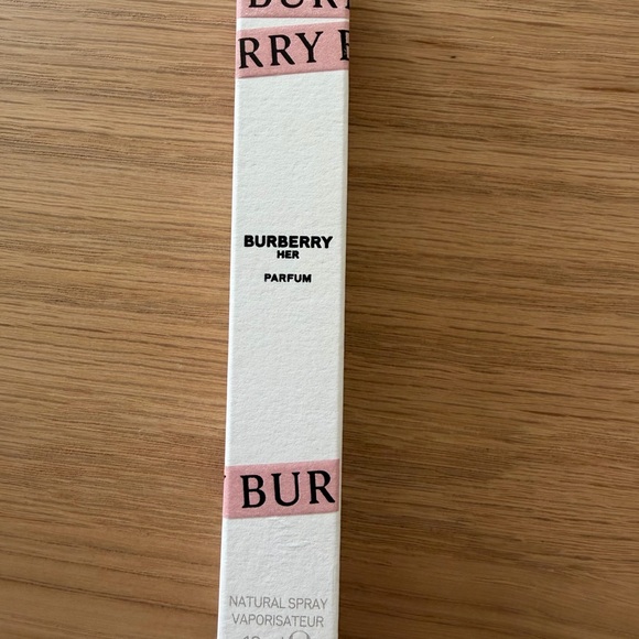 Burberry Her Elixir Travel Spray - Pale Pink & Gold Accents - Picture 5 of 7